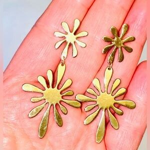 Gold tone big flower 🌼 earrings